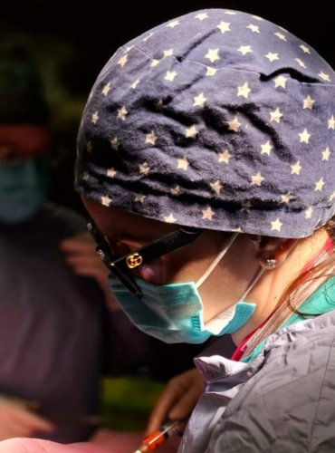 primo piano dottoressa in sala operatoria