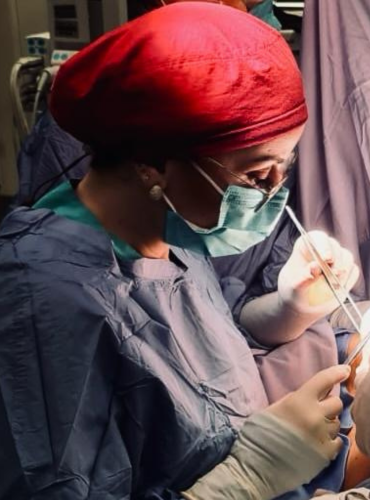 dottoressa in sala operatoria